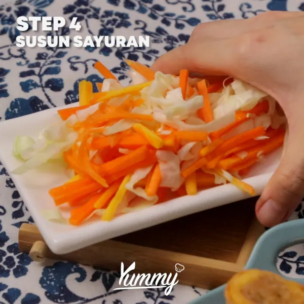 Susun sayuran di atas piring saji