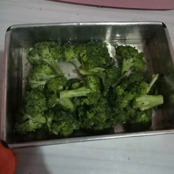 Siangi brokoli, kemudian rendam air garam selama 5 menit untuk menghilangkan pestisida, kotoran atau ulat sayuran. Setelah direndam lalu cuci bersih.