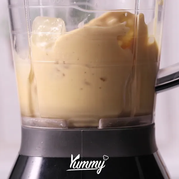 Blender campuran susu santan dan gula merah bersama dengan es batu hingga membentuk smoothies