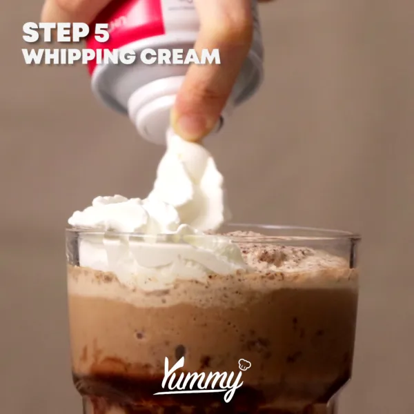 Tuangkan dalam gelas dan beri whipping cream serta saus coklat di atasnya.