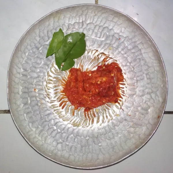 Haluskan bumbu, kecuali daun jeruk.