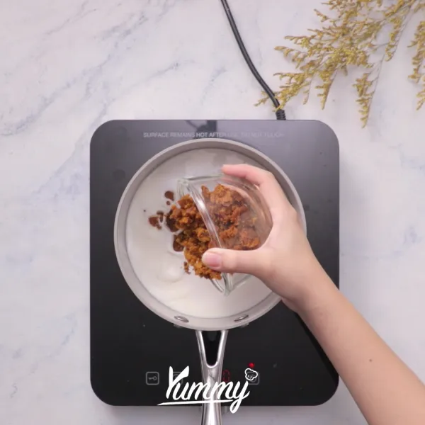 Rebus bersama susu cair, santan dan gula merah hingga tercampur rata. Beri pandan dan sedikit garam.