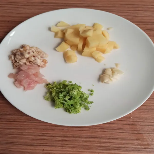 Cincang ayam, tempe, brokoli dan bawang putih.
