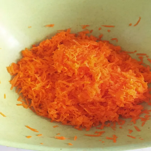 Cuci bersih wortel, lalu parut.
