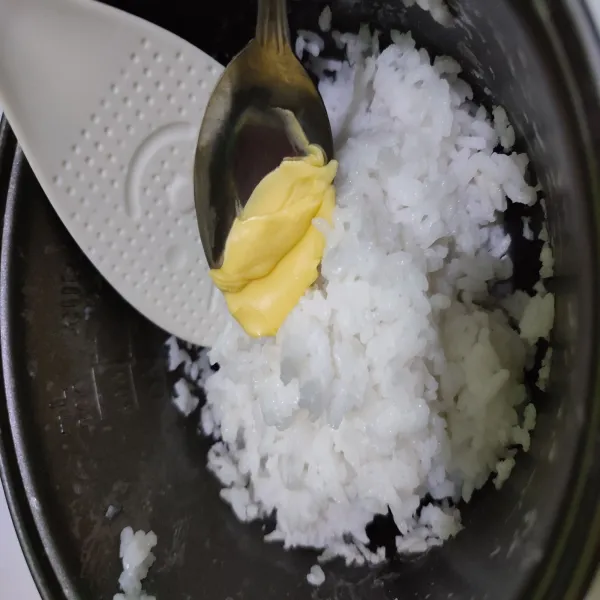 Campurkan nasi dengan butter, aduk rata sambil sedikit ditekan-tekan agar nasi agak hancur.