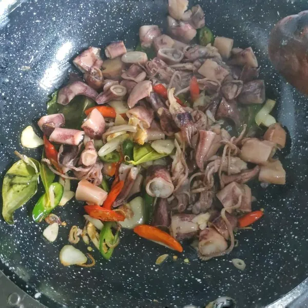 Masukkan cumi. Tambahkan sedikit air. Masak hingga cumi empuk dan matang. Jika air mulai terlihat mengering, bisa ditambah lagi sedikit. Bumbui gula ,garam, saus tiram dan kaldu jamur. Test rasa.