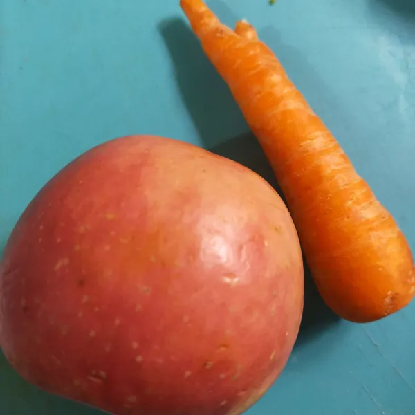 Kupas apel dan wortel lalu cuci bersih dan potong dadu.