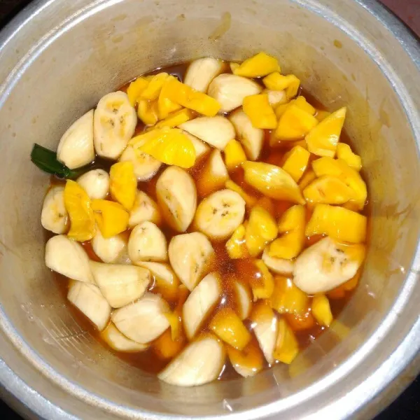 Masukkan nangka dan pisang, masak hingga air agar menyusut .