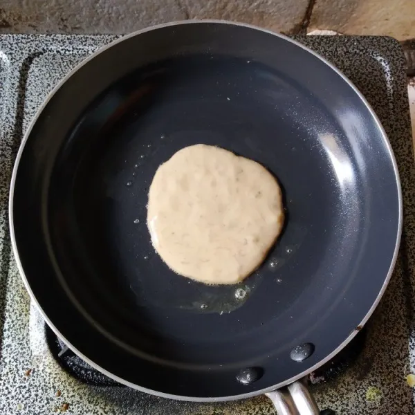 Siapkan teflon, ambil adonan pancake secukupnya, masak dengan api kecil.