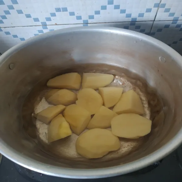 Rebus kentang yang sudah dibersihkan hingga empuk, lalu giling hingga halus.