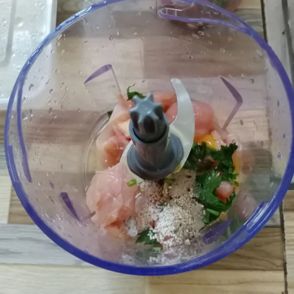 Masukkan ayam, telur, lada, garam, kaldu jamur dan seledri ke dalam chopper.