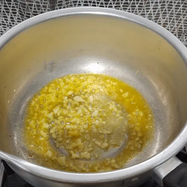 Panaskan margarin kemudian tumis bawang putih cincang hingga wangi.