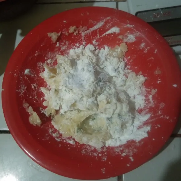 Tambahkan tepung maizena, kemudian uleni kembali hingga halus.
