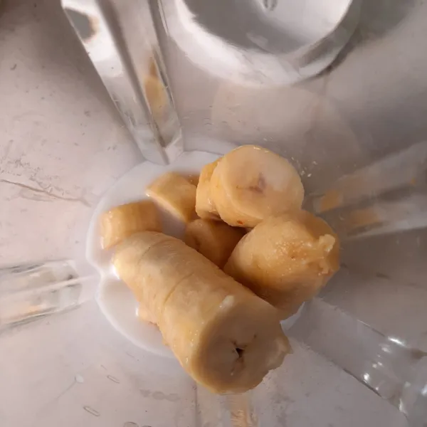 Masukkan potongan pisang, asi dan air dalam blender.