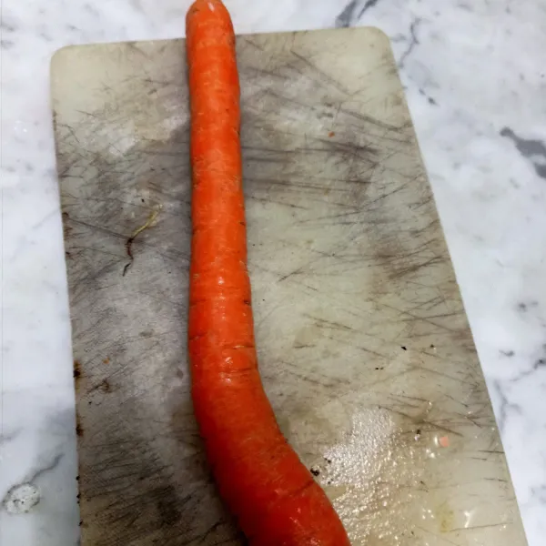 Siapkan wortel. Kupas kulitnya lalu serut dan sisihkan.