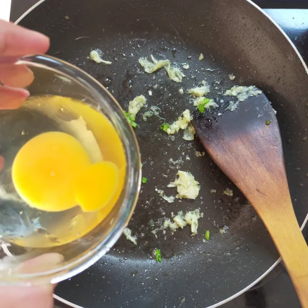 Masukkan daun bawang dan telur.