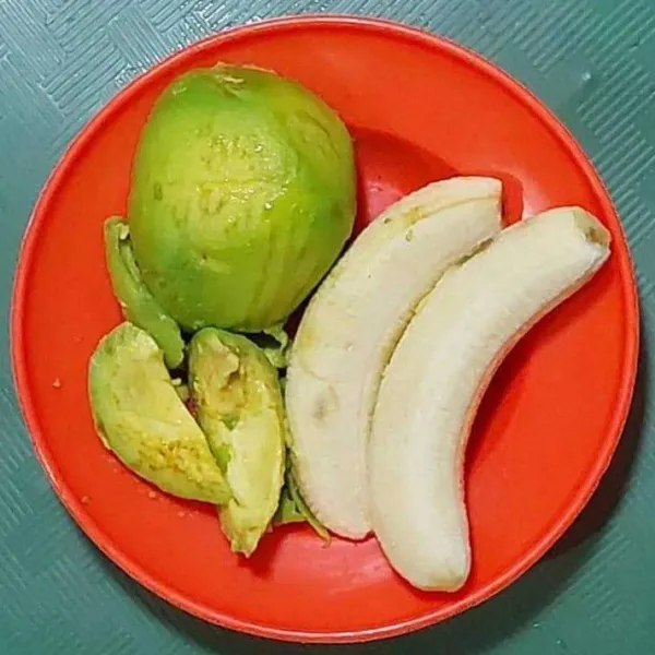 Siapkan bahan pure, alpukat dan pisang.