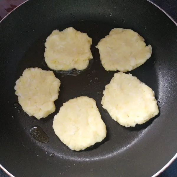 Panaskan teflon olesi dengan sedikit minyak, panggang pancake hingga kecoklatan dengan api sedang cenderung kecil.