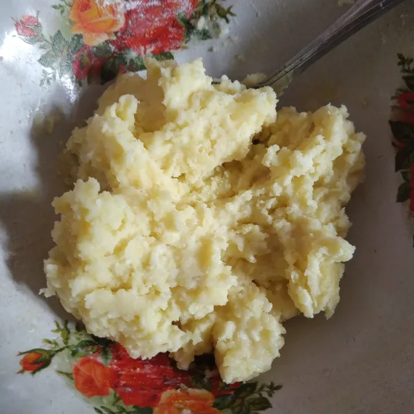 Campur kentang dengan semua bahan lainnya kecuali minyak, aduk hingga tercampur rata.