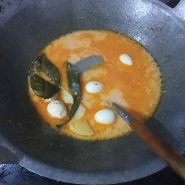 Tambahkan telur puyuh, garam, dan kaldu bubuk.