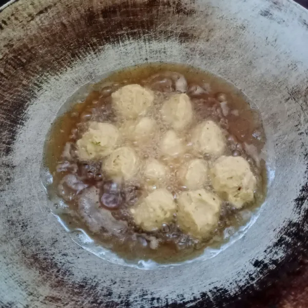Langsung masukkan ke dalam minyak goreng. Goreng sampai kecoklatan.