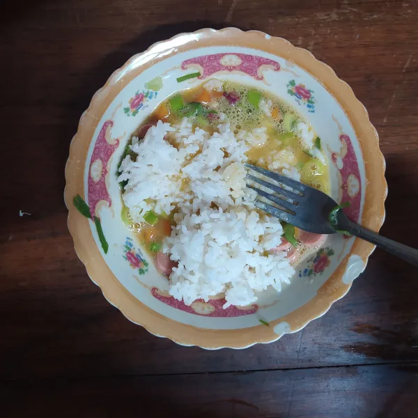 Masukkan nasi, aduk rata.
