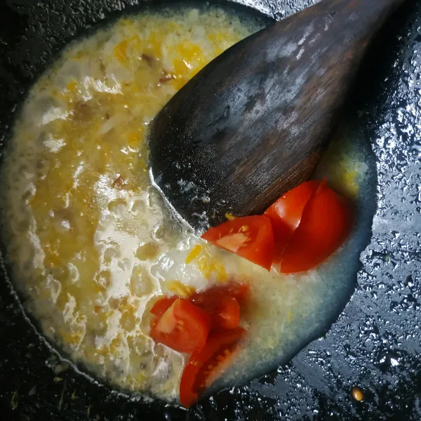 Aduk telur, kemudian masukkan tomat.