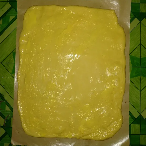 Pipihkan memanjang adonan hingga membentuk persegi panjang lalu olesi dengan butter