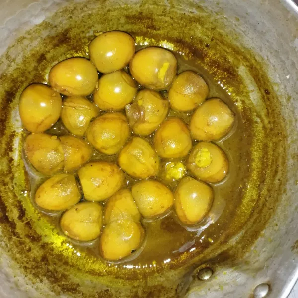 Lalu masak dengan api kecil hingga air menyusut dan telur puyuh kecoklatan, matikan api, lalu jika sudah dingin, tusuk dengan tusukkan sate.