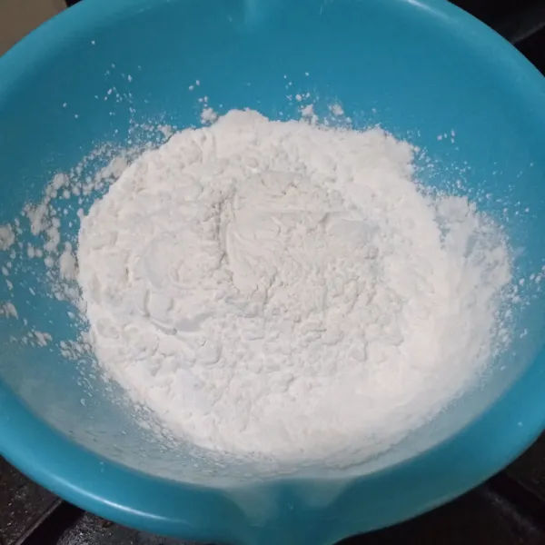 Campurkan tepung sagu dan tepung beras.
