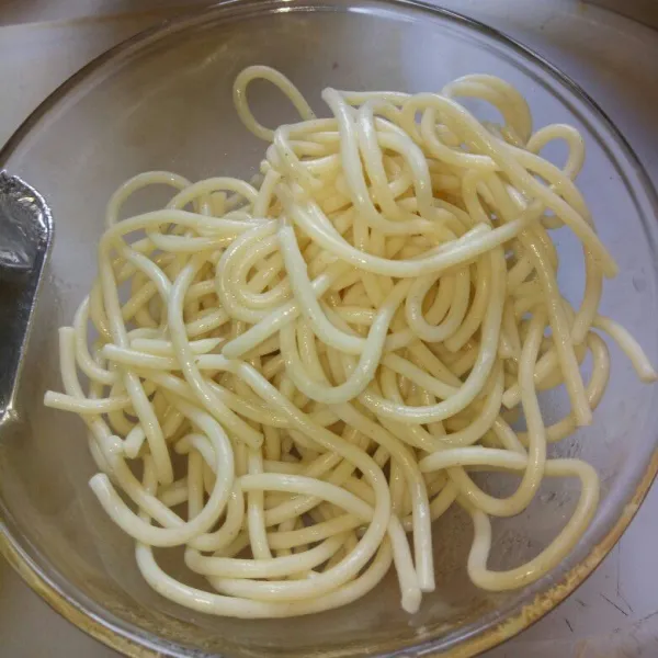 Rebus spagetti di air mendidih selama 8 menit atau sampai lunak, angkat dan tiriskan.