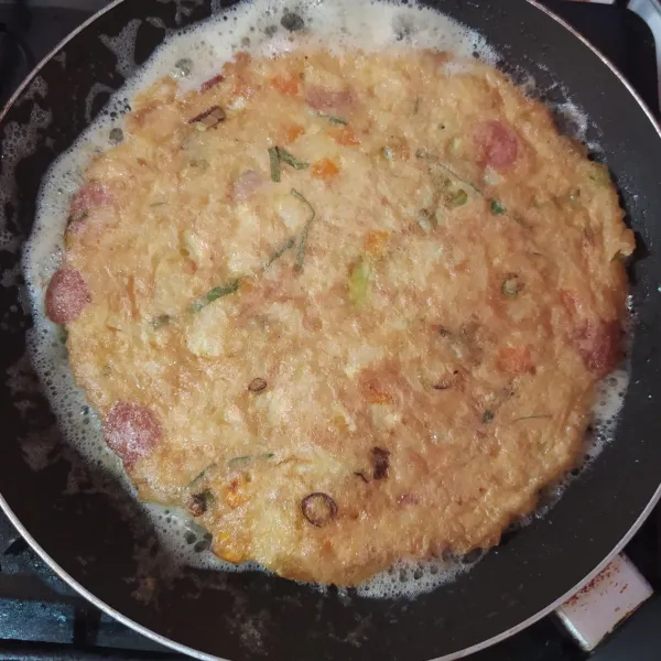 Jika bagian bawah sudah kecoklatan, balik dan biarkan matang.