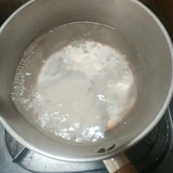 Didihkan air lalu masukkan nasi putih hangat, aduk dan masak sampai mendidih.