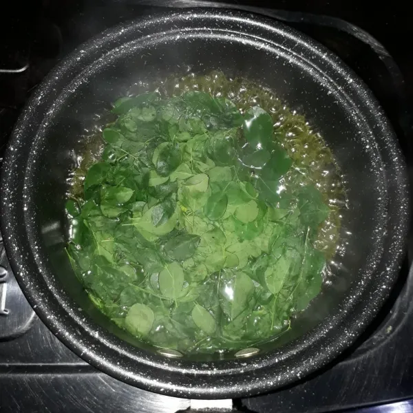 Didihkan air lalu rebus daun kelor hingga empuk.