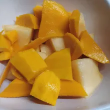 Cuci bersih mangga, kupas kulit kemudian potong-potong.