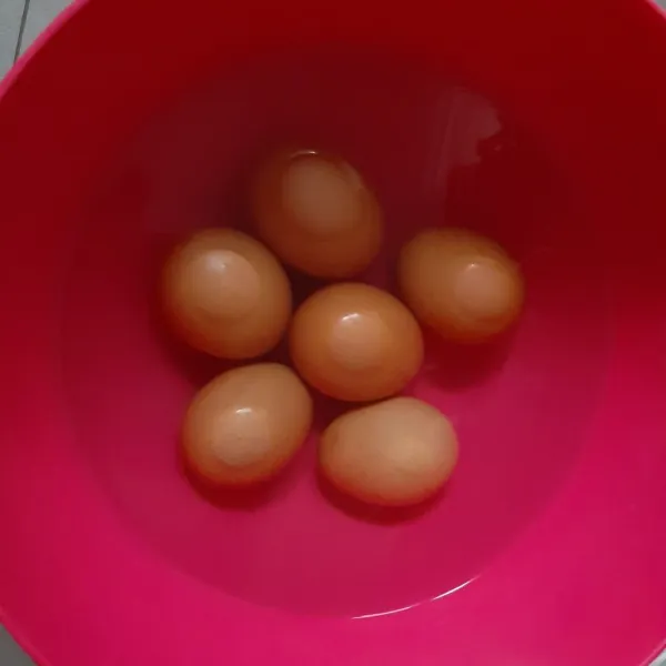 Cuci telur sampai bersih lalu rebus kira-kira 10 menit lalu tiriskan di air dingin.