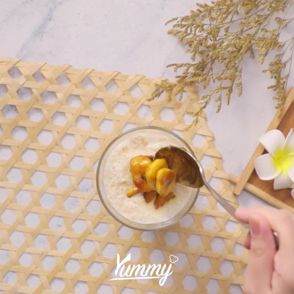 Sajikan smoothies kolak bersama pisang karamel dan kolang kaling