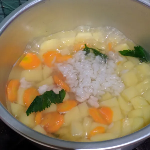 Tambahkan nasi putih, tambahkan secukupnya garam dan kaldu bubuk aduk hingga tercampur rata dan masak hingga matang.