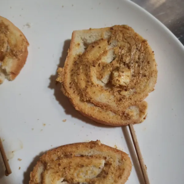 Olesi roti bolak balik dengan margarin boleh tipis atau tebal (sesuaikan).