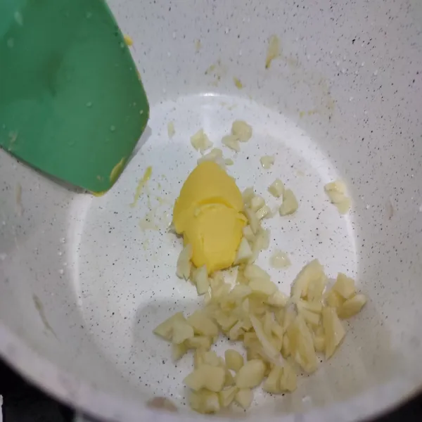 Tumis bawang putih dengan butter hingga wangi.