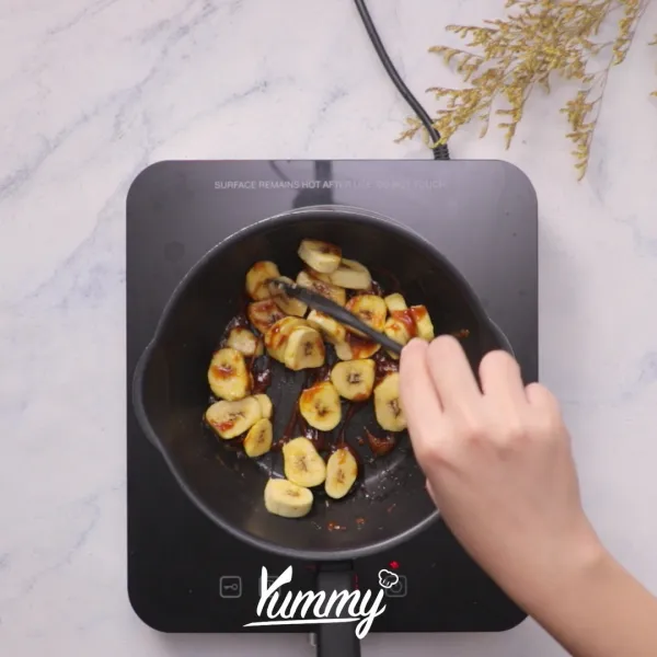 Panaskan butter, dan gula merah lalu masukan pisang dan tumis hingga harum