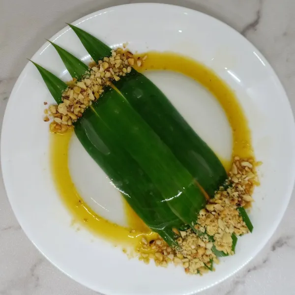 Tata daun pandan, tuang jelly lalu siram dengan saus gula merah dan taburan kacang tanah. Sajikan .