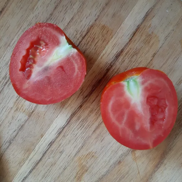 Potong tomatnya.