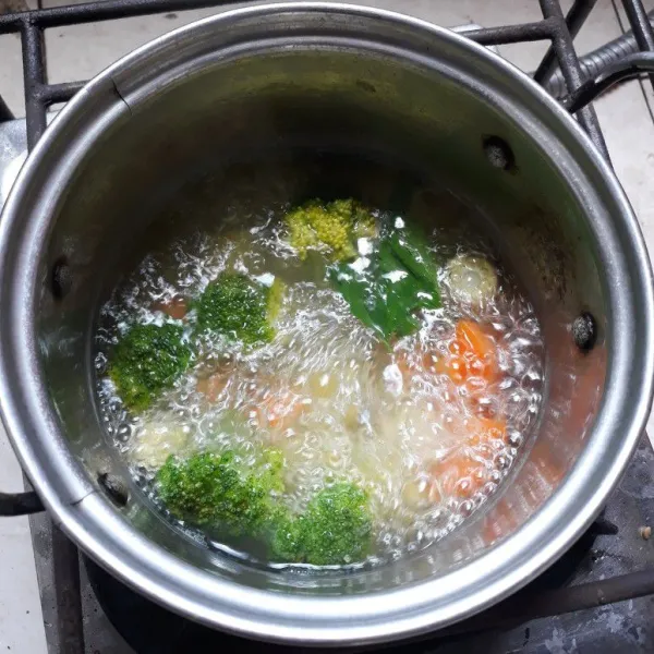 Selanjutnya masukkan brokoli dan daun bawang, dan masak sampai semua bahan matang.