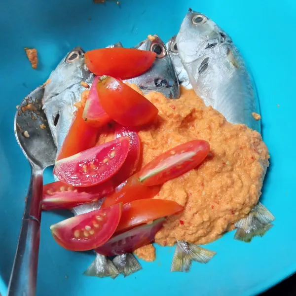 Campur ikan, bumbu halus, tomat, garam dan kaldu jamur.