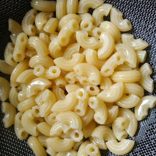 Rebus macaroni hingga aldente.