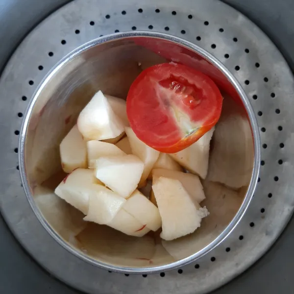 Kukus apel dan tomat hingga empuk 10-15 menit.