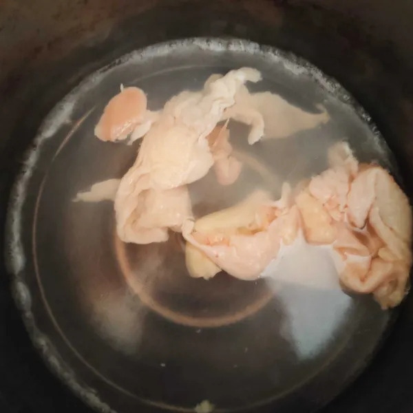 Masak semua bahan kaldu kecuali minyak wijen hingga menyusut 1/4 air kaldu nya, lalu beri minyak wijen. (minyak wijen dimasukan belakangan supaya aroma & rasanya tetap terasa).