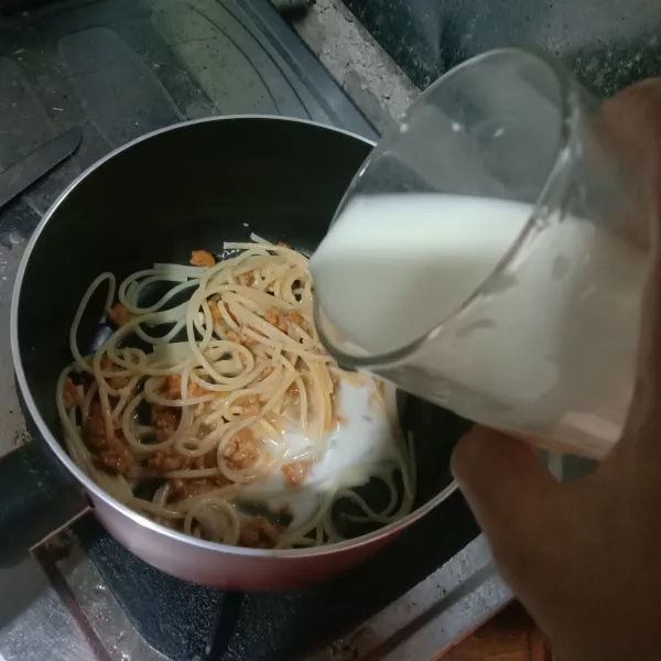 Masukkan asi ke dalam spaghetti secara perlahan.