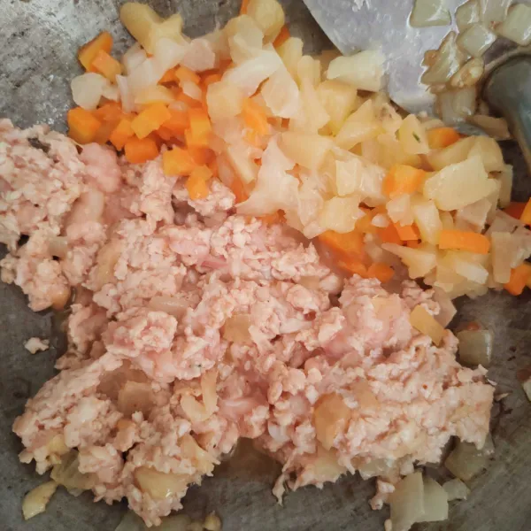 Oseng bawang putih dan bawang bombay hingga wangi, masukan wortel dan kentang, tutup wajan, biarkan matang, lalu tambahkan ayam.